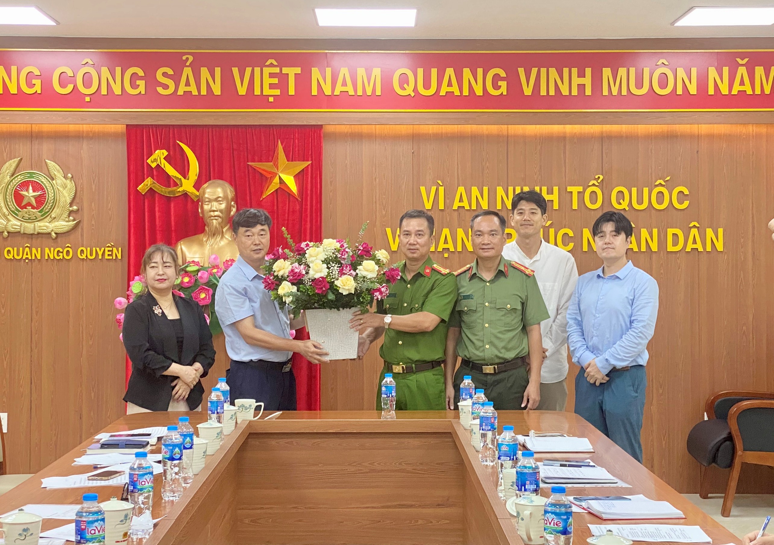Công an quận Ngô Quyền làm việc với hiệp hội người nước ngoài lưu trú trên tuyến đường Văn Cao